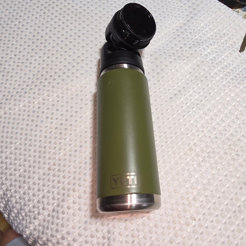 YETI 18 oz WATER BOTTLE WITH 2 LIDS
